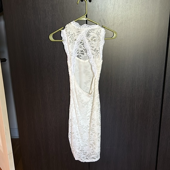 White lace backless bodycon dress - Picture 2 of 3